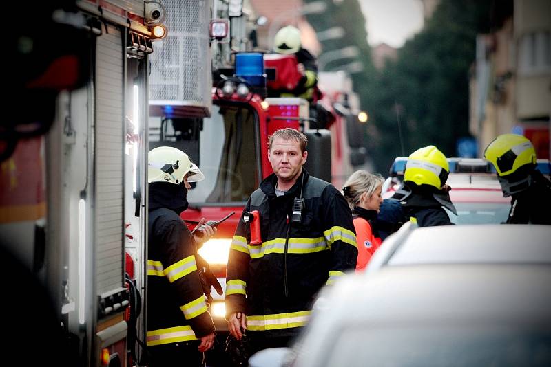 K požáru rodinného domu v brněnských Žabovřeskách vyjížděli hasiči ve čtvrtek v podvečer. Tři lidi, kteří se nadýchali kouře, odvezli záchranáři do nemocnice.