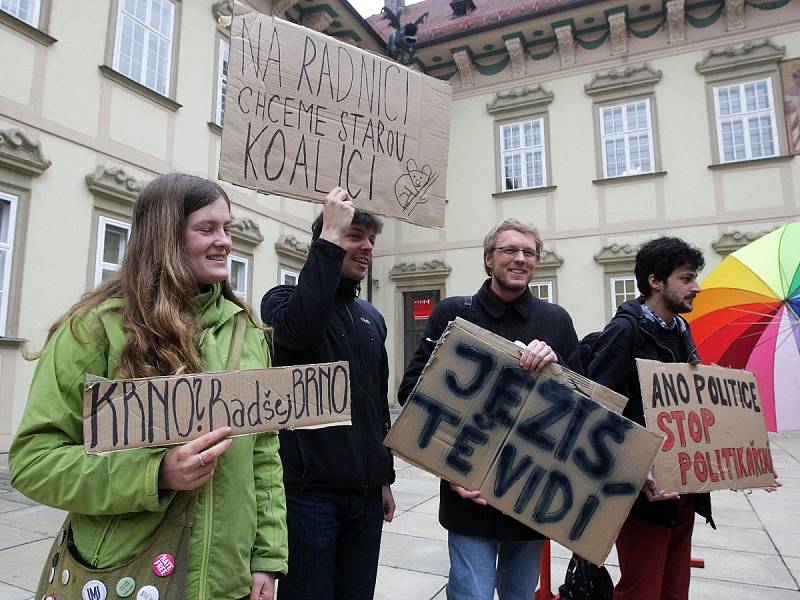 Na jednání brněnského zastupitelstva si několik demonstrantů přineslo transparenty na podporu stávající koalice. V sále vystoupil i krajně pravicový politik Miroslav Sládek, po jeho proslovu ovšem následoval nesouhlasný pískot.