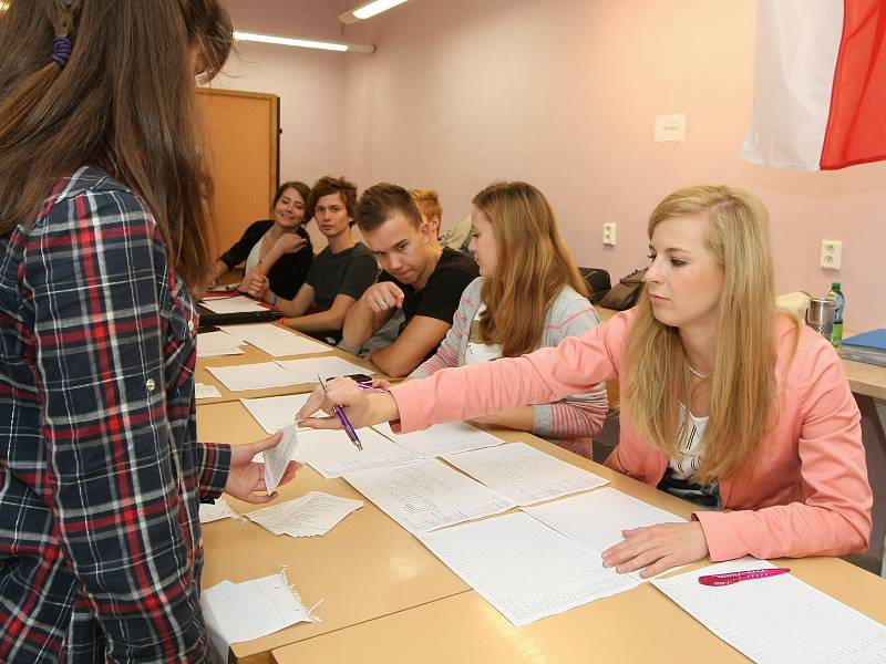 Druhý den Studentských předčasných parlamentních voleb na brněnském Biskupském gymnáziu.