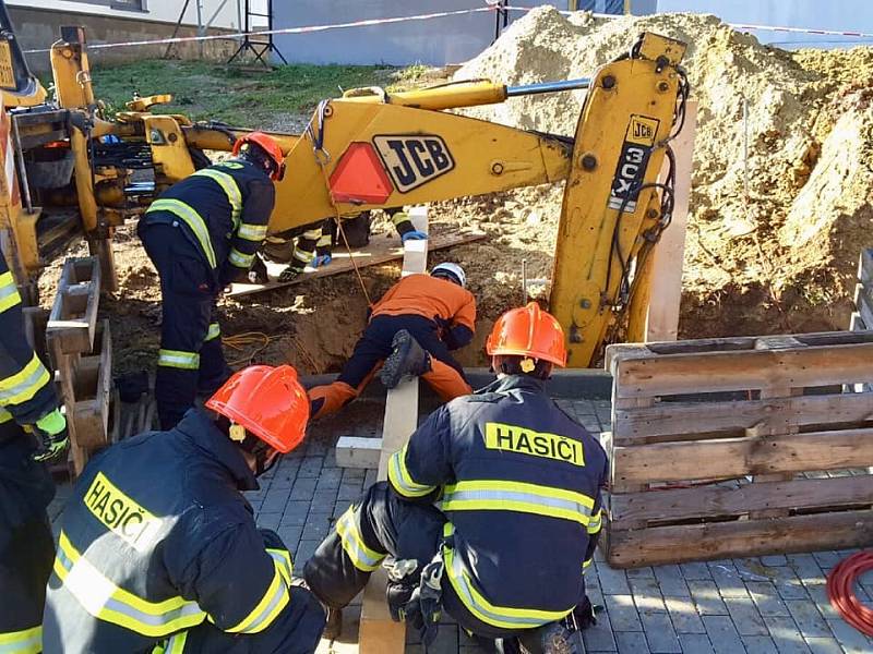 Zavaleného muže ve středu dopoledne vyprostili tišnovští hasiči. Vrtulník ho se středně těžkým zraněním přepravil do bohunické nemocnice.