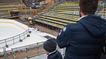 První zamrazená vrstva ledové plochy ohraničená mantinely dodala přesné obrysy aréně za Lužánkami, kde v rámci Hokejových her pod širým nebem nastoupí 3. ledna Kometa Brno proti Plzni.