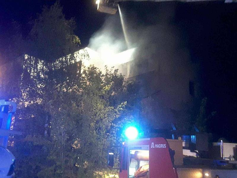 K požáru přízemí a dvou pater rodinného dobu v brněnských Kohoutovicích vyjíždělo v noci na středu pět jednotek hasičů.