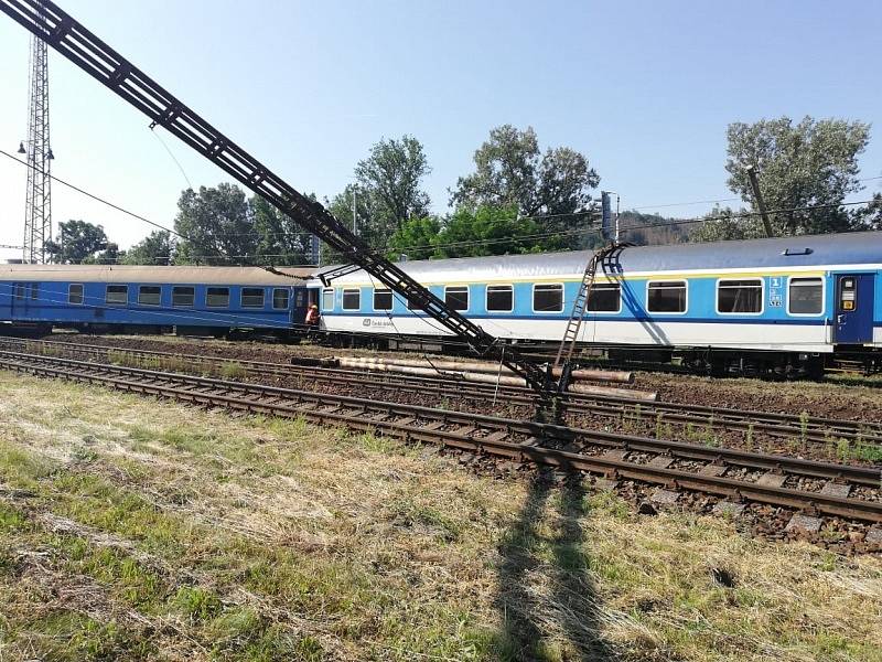 Vykolejený vlak v Tišnově.