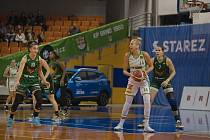 Basketbalistky KP Brno (v bílozelených dresech) v derby těsně porazily Žabiny 65:64.