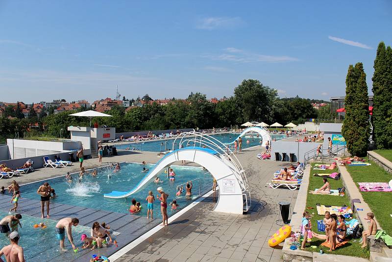 Lidé v pondělí zaplnili koupaliště Kraví hora v Brně.