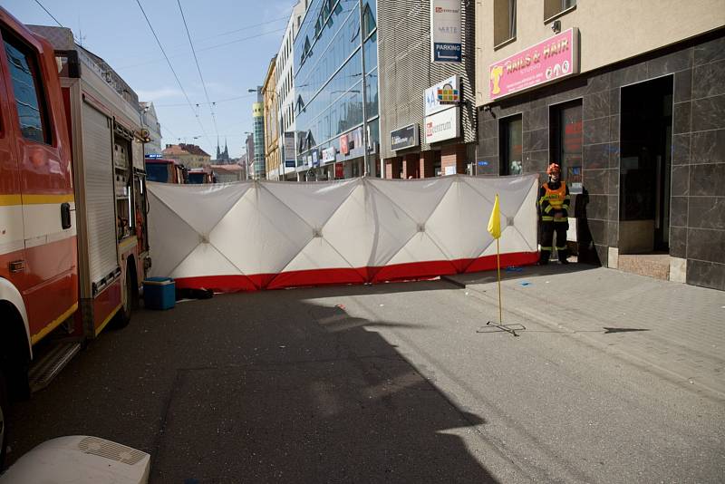 Trolejbus se srazil s tramvají v pondělí odpoledne v brněnské Křenové ulici. Zranilo se zhruba čtyřicet lidí.