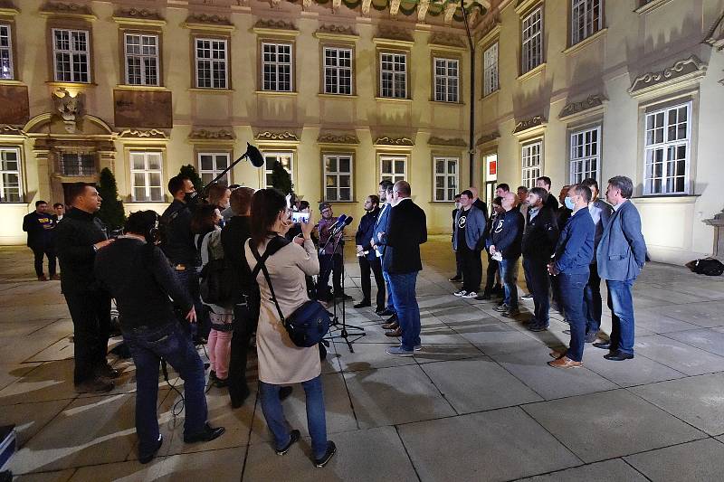 Povolební prohlášení o nové vládnoucí koalici v Jihomoravském kraji na nádvoří Magistrátu města Brna.