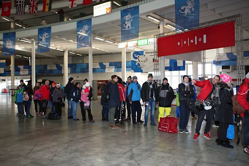 Největší fronty čekají návštěvníci na Olympijském festivalu v Brně na curling.