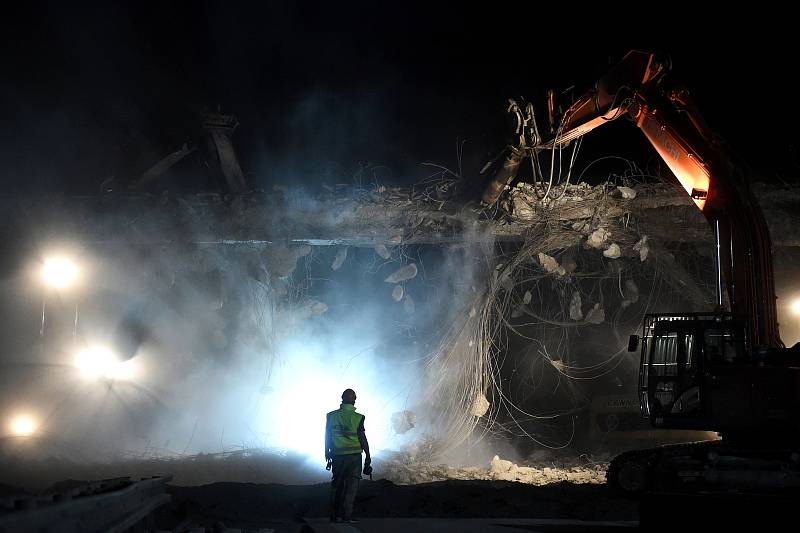 Brno 18.4.2020 - demolice mostu na dálnici D1