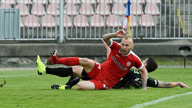 27. kolo FNL mezi domácí FC Zbrojovkou Brno (červená) a FC Hradcem Králové (černá)