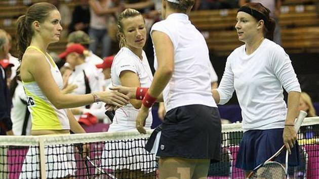České tenistky Peschkeová a Benešová (vlevo) při Fed Cupu