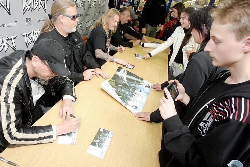 Autogramiádu rockové skupiny Kabát v čele se zpěvákem Josefem Vojtkem ve středu hostilo nákupní centrum v brněnském Králově Poli.