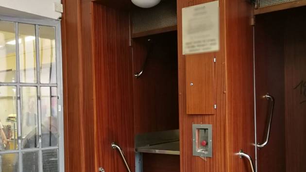 Výtah na poště v Brně, kde uvízl kočárek.