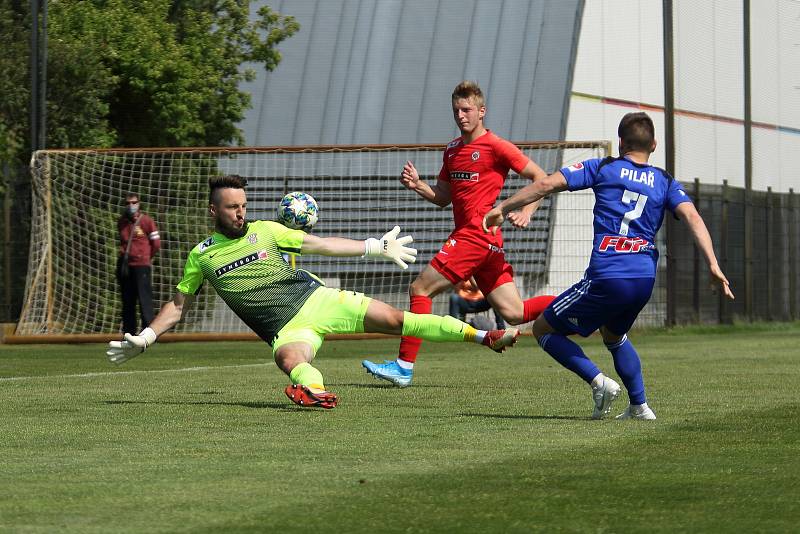 Fotbalisté Zbrojovky Brno (v červeném) prohráli oba přípravné duely na hřišti prvoligové Olomouce. Foto: Petr Nečas