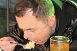 Jaroslav Němec snědl kilogram bramborového salátu za dvě minuty a devět vteřin.