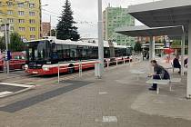 Rychlému přestupu ze šaliny na trolejbus brání na Mendlově náměstí zábradlí.