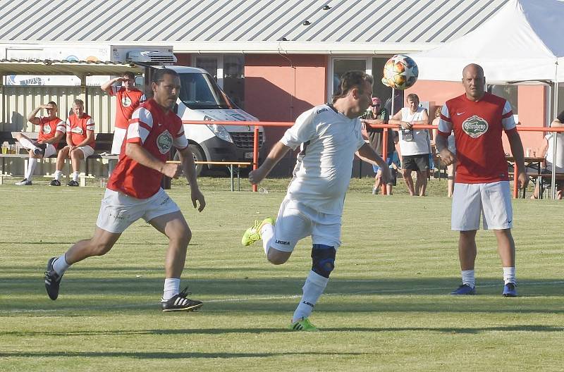 Hlavním tahákem oslav stého výročí založení pohořelického klubu byl zápas mezi bývalými hráči Pohořelic a staré gardy Zbrojovky Brno. Zahrály si i celebrity.