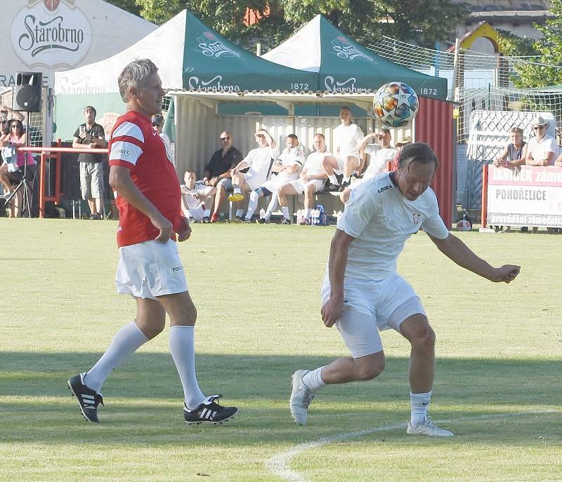 Hlavním tahákem oslav stého výročí založení pohořelického klubu byl zápas mezi bývalými hráči Pohořelic a staré gardy Zbrojovky Brno. Zahrály si i celebrity.