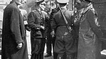 JEDNÁNÍ S PORAŽENÝMI. Důstojníci Rudé armády a zástupci Československa jednají na havlíčkobrodském náměstí s vojáky wehrmachtu o kapitulaci.
