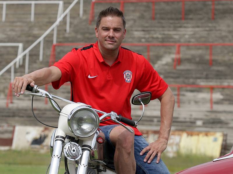 Brněnský fotbalový stadion za Lužánkami už 11. června zaplní stovky nablýskaných motorek a desítky starých automobilů. Na setkání historických vozidel nazvané Retrotéka Brno zve už nyní i bývalý brněnský fotbalista Petr Švancara.