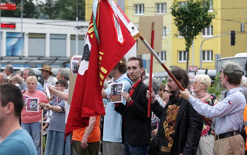 Na účastníky Pouti smíření čekala v Brně skupina odpůrců, která smíření s Němci nepodporuje.