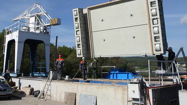 Dvaadvacet tun vážící rychlouzávěr namontovali energetici na hrázi Brněnské přehrady.