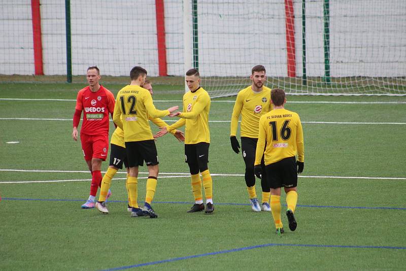 Fotbalisté Rosic (ve žlutém) porazili rezervu Zbrojovky.