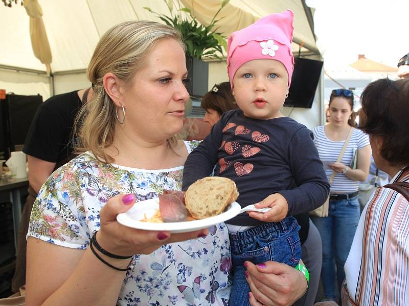 Krásné letní počasí nalákalo do Ivančic na Slavnosti chřestu tisíce lidí. 