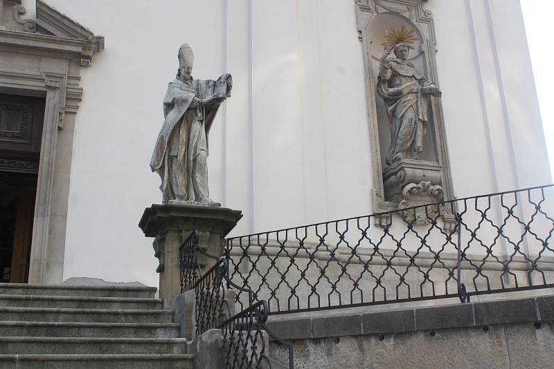 Sochy sv. Cyrila a Metoděje vymění představitelé města s brněnským biskupstvím za kamenný kříž pod Petrovem.