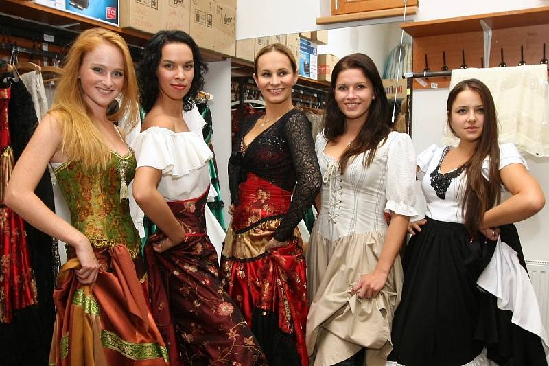 Herci (uprostřed Monika Absolonová) absolvovali zkoušku kostýmů v krejčovnách Městského divadla Brno.