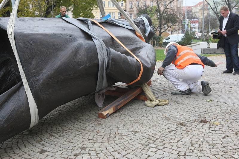 Socha Leoše Janáčka se po dvou letech vrací před Janáčkovo divadlo.