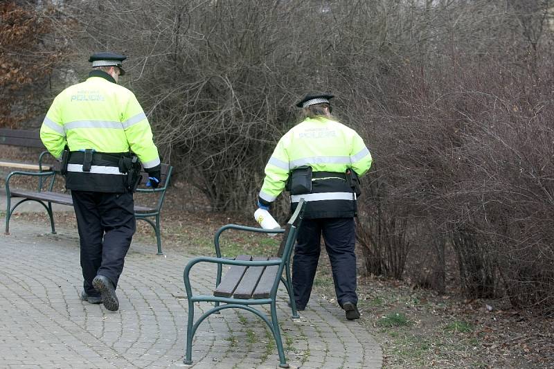 Celkově tým městských policistů a asistentů nalezl a bezpečně odstranil přes sto čtyřicet injekčních stříkaček.