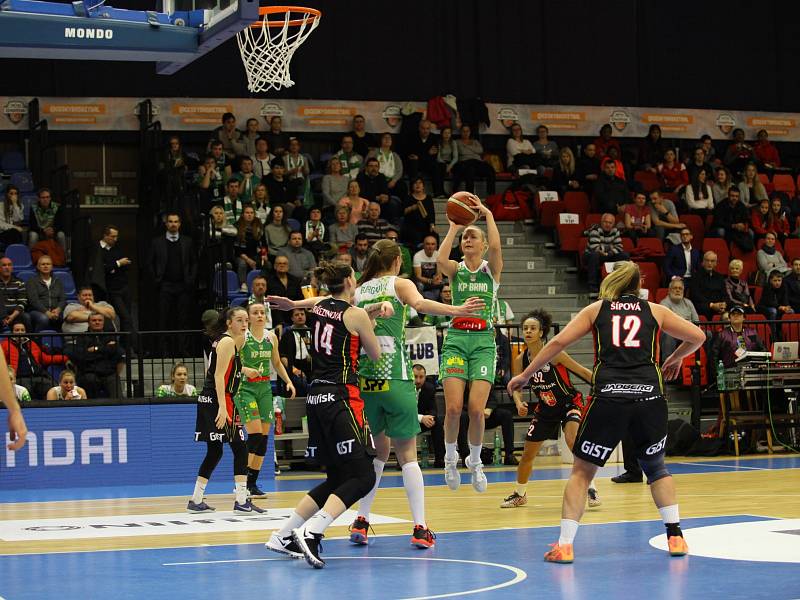 Královopolské basketbalistky (v zeleném) ovládly v Nymburce finále Českého poháru, když zdolaly Hradec Králové 72:69, a vybojovaly tak pro brněnský klub první trofej v některé z domácích soutěží.