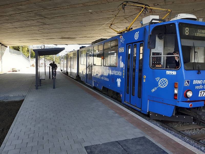 Přístřešek umístěný pod mostem na brněnské Osové tramvajové zastávce ve směru do Starého Lískovce už zmizel.