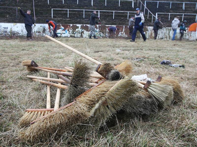 Mlha, déšť, bláto a vítr. Tak vypadá nedělní dopoledne v Brně. Nic z toho však neodradí skalní fanoušky brněnského fotbalového klubu Zbrojovka, aby přišli a přiložili ruku k dílu. Společnými silami se totiž snaží opravit legendární stadion Za Lužánkami.