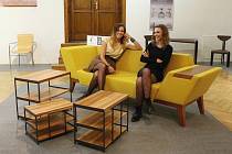 Lucie Černochová (vpravo) navrhla pohovku Chenille sofa, se kterou vyhrála kategorii design nábytku