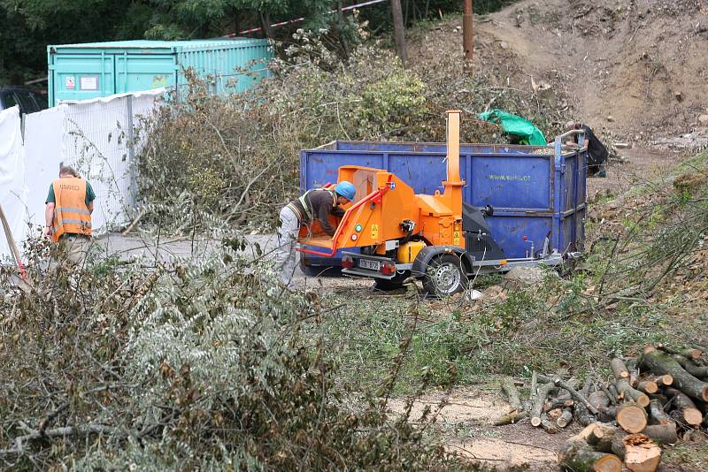 Sanace svahu vedle parkoviště Sokolák u brněnské přehrady