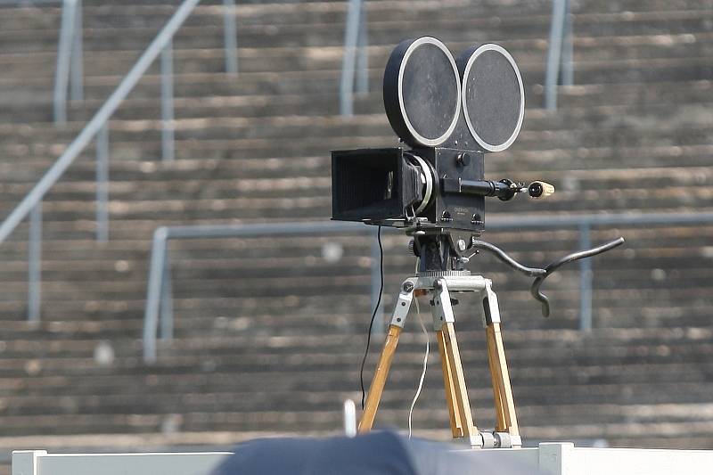 Natáčení filmu Zátopek na fotbalovém stadionu za Lužánkami.