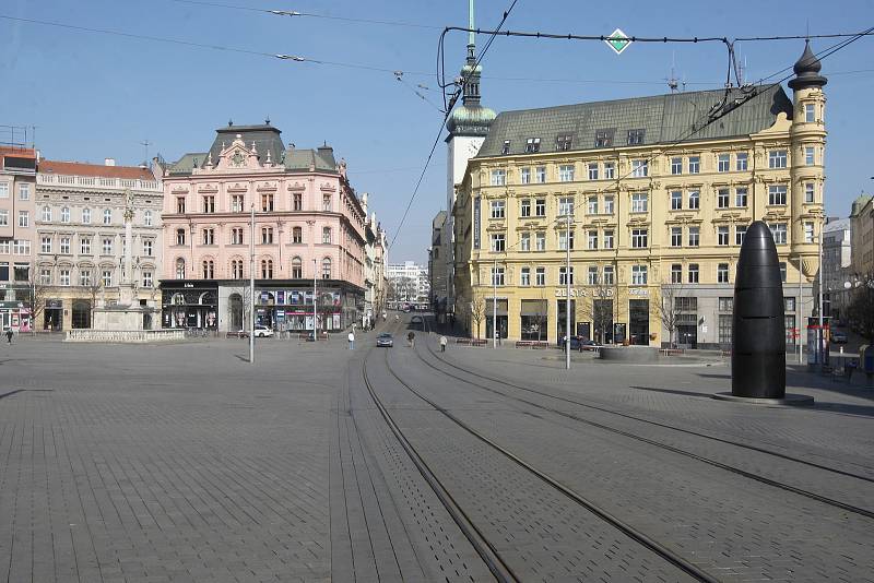 Brno po vyhlášení zákazu pohybu venku bez ochrany úst a nosu.