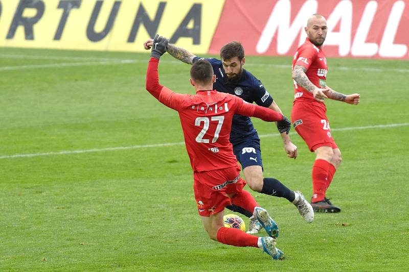 Brno 16.12.2020 - domácí FC Zbrojovka Brno v červeném (Damián Bariš) proti 1. FC Slovácko