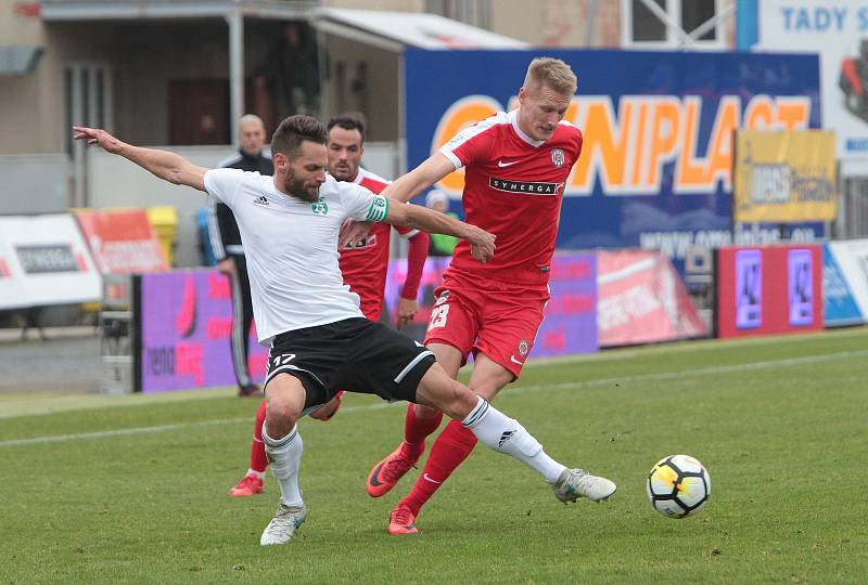 Fotbalisté Zbrojovky Brno (v červeném) uhráli s Karvinou jen bezbrankovou remízu.