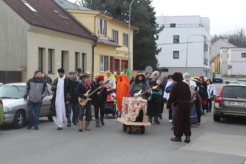 Průvod masek při Starolískoveckých ostatcích.