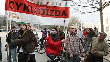 Několik desítek cyklistů se v pondělí po páté hodině vydalo na protestní cyklojízdu frekventovanými ulicemi Brna s názvem Koliště Kolům. Hromadnou jízdou přes Husovu a Nádražní ulici či Koliště chtěli upozornit na nedostatek cyklotras v centru Brna. 