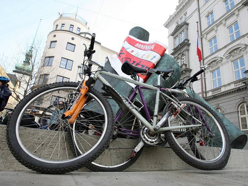 Několik desítek cyklistů se v pondělí po páté hodině vydalo na protestní cyklojízdu frekventovanými ulicemi Brna s názvem Koliště Kolům. Hromadnou jízdou přes Husovu a Nádražní ulici či Koliště chtěli upozornit na nedostatek cyklotras v centru Brna. 