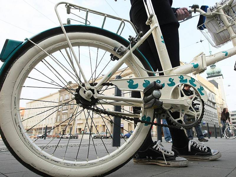 Několik desítek cyklistů se v pondělí po páté hodině vydalo na protestní cyklojízdu frekventovanými ulicemi Brna s názvem Koliště Kolům. Hromadnou jízdou přes Husovu a Nádražní ulici či Koliště chtěli upozornit na nedostatek cyklotras v centru Brna. 