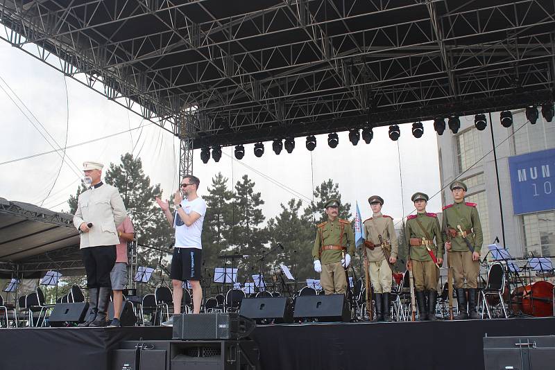 Zvuky oslav, přání všeho nejlepšího i hudebních vystoupení se v sobotu rozléhaly Brnem hned ze dvou míst. Své kulaté, sté narozeniny totiž slavily dvě brněnské univerzity, Masarykova a Mendelova.