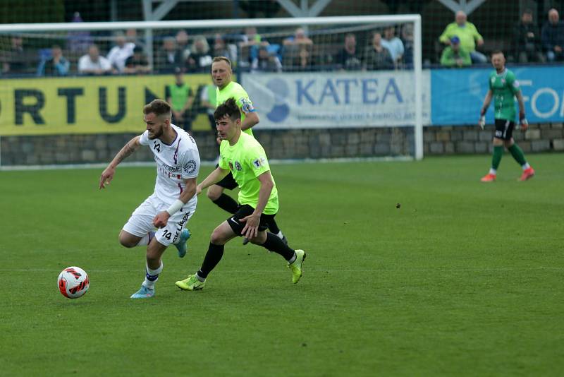 Líšeňští fotbalisté (v bílém) porazili v utkání 27. kola FORTUNA:NÁRODNÍ LIGY na domácím hřišti Prostějov 2:0.