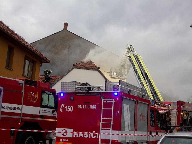 Škoda do jednoho milionu korun a rozebraná střecha. Takové jsou následky požáru, který vypukl v přízemí jednoho ze dvou křídel většího rodinného domu na Masarykově náměstí ve Šlapanicích na Brněnsku.