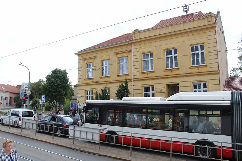 Skoro dva týdny platí letní uzavírky a omezení brněnské hromadní dopravy. Cestující čekají i dvacet minut.