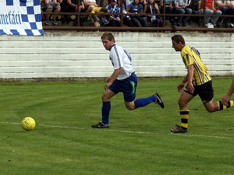 Hokejisté brněnské Komety hráli fotbal proti Klouboukám. Utkání skončilo remízou 3:3.